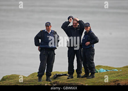 Anwohner, Aktivisten und Hunderte von Gardai und privaten Sicherheitskräften versammeln sich am Glengad Beach in Co.Mayo, während das Rohrverlegungsschiff Solitaire seine Operation fortsetzt, um Rohr in Broadhaven Bay zu legen. Stockfoto