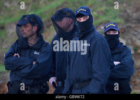 Anwohner, Aktivisten und Hunderte von Gardai und privaten Sicherheitskräften versammeln sich am Glengad Beach in Co.Mayo, während das Rohrverlegungsschiff Solitaire seine Operation fortsetzt, um Rohr in Broadhaven Bay zu legen. Stockfoto