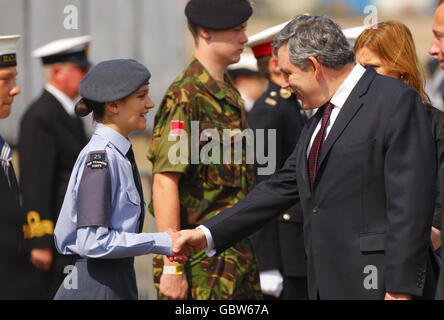 Premierminister Gordon Brown trifft auf dem historischen Dockyard in Chatham, Kent, einen Kadett des Air Training Corps, bevor er an einem Gottesdienst zum ersten jährlichen Armed Forces Day teilnimmt. Stockfoto