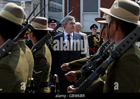 Premierminister Gordon Brown beobachtet eine Parade auf dem historischen Dockyard in Chatham, Kent, bevor er an einem Gottesdienst zum ersten jährlichen Tag der Streitkräfte teilnimmt. Stockfoto