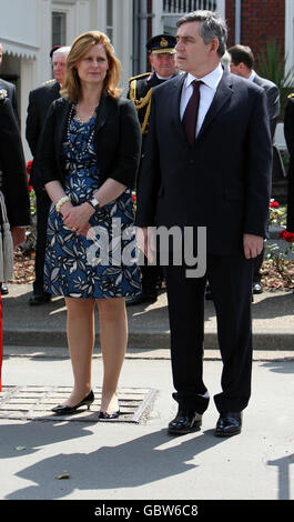 Premierminister Gordon Brown und Frau Sarah sehen sich eine Parade auf dem historischen Dockyard in Chatham, Kent, an, bevor sie an einem Gottesdienst zum ersten jährlichen Tag der Streitkräfte teilnehmen. Stockfoto