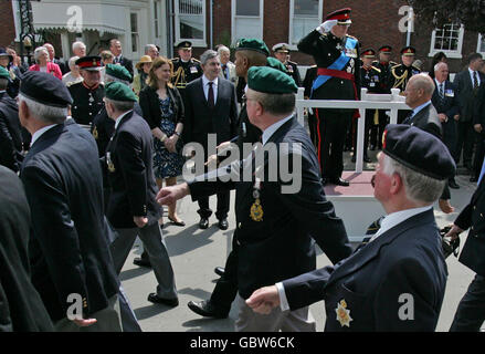 Premierminister Gordon Brown und Frau Sarah sehen sich eine Parade auf dem historischen Dockyard in Chatham, Kent, an, bevor sie an einem Gottesdienst zum ersten jährlichen Tag der Streitkräfte teilnehmen. Stockfoto