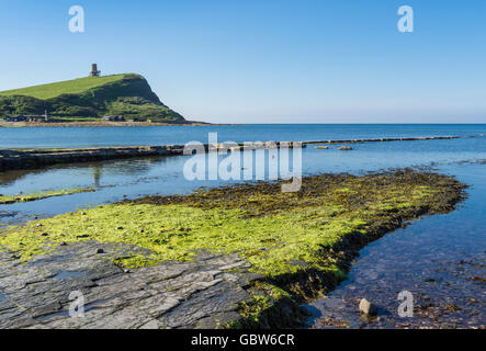 Kalkstein Gesimsen und Clavell Tower im Kimmeridge Bay, Purbeck, Dorset, England, UK Stockfoto