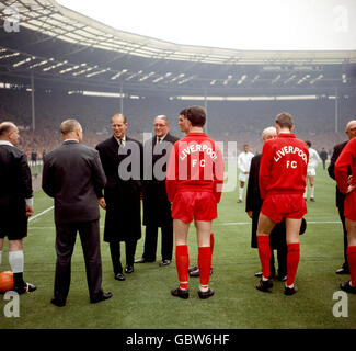 HRH der Duke of Edinburgh (3. L) chattet mit Liverpool-Manager Bill Shankly (2. L), während sie vor dem Spiel von Liverpool-Kapitän Ron Yeats (c, versteckt) vorgestellt werden Stockfoto