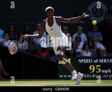 Die US-Amerikanerin Venus Williams im Einsatz gegen die spanische Carla Suarez Navarro während der Wimbledon Championships 2009 beim All England Lawn Tennis and Croquet Club, Wimbledon, London. Stockfoto