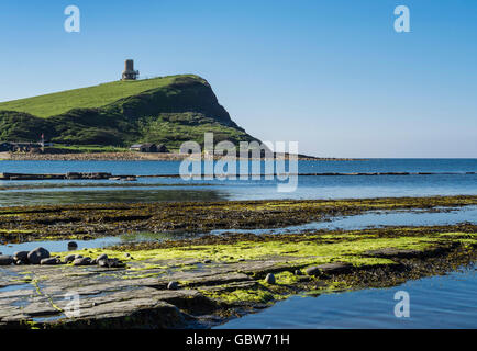 Kalkstein Gesimsen und Clavell Tower im Kimmeridge Bay, Purbeck, Dorset, England, UK Stockfoto