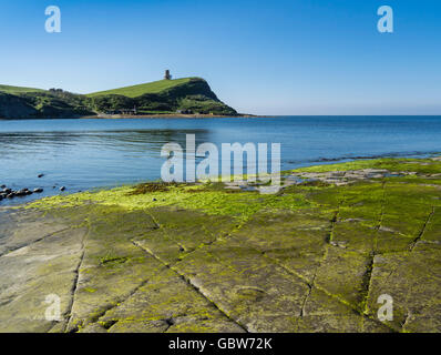 Kalkstein Gesimsen und Clavell Tower im Kimmeridge Bay, Purbeck, Dorset, England, UK Stockfoto