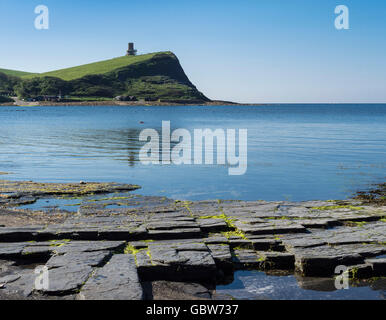 Kalkstein Gesimsen und Clavell Tower im Kimmeridge Bay, Purbeck, Dorset, England, UK Stockfoto