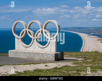 Skulptur der Olympischen Ringe in Portland Höhen über Chesil Beach und West Bay, Dorset, Großbritannien Stockfoto