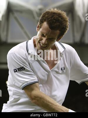 Der britische Andy Murray zeigt seine Frustration während seines Spiels Gegen die Schweizer Stanislas Wawrinka während der Wimbledon Championships 2009 AT Der All England Tennis Club Stockfoto