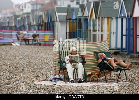 Anwohner genießen den Strand in Herne Bay, Kent, wenn das warme Wetter anhält. Stockfoto