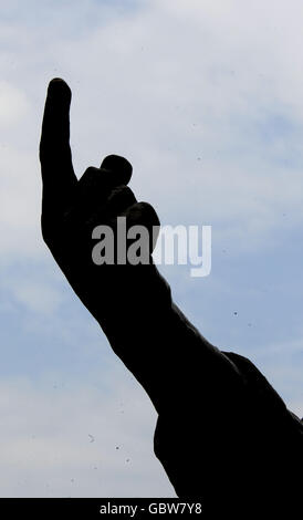 Dickie Bird Statue. Die Statue des ehemaligen Test-Cricket-Schiedsrichters Dickie Bird, enthüllt in seiner Heimatstadt Barnsley. Stockfoto