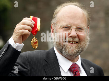 Sir Ian Wilmut mit seiner Ritterschaft, nachdem sie ihm von Königin Elizabeth II. Im Palace of Holyrood House, Edinburgh, Schottland, überreicht wurde. Stockfoto