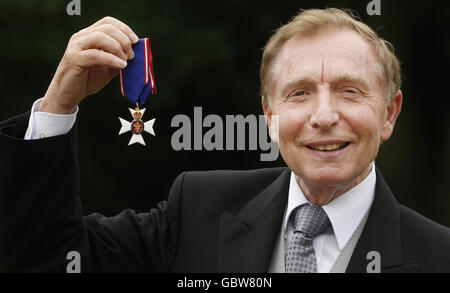 Sir Thomas Farmer, Vorsitzender des Kuratoriums, für die Duke of Edinburgh Awards, nachdem er von Königin Elizabeth II. Im Palace of Holyrood House, Edinburgh, Schottland, zum Mitglied des Royal Victorian Order ernannt wurde. Stockfoto