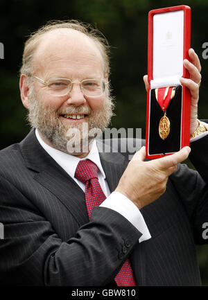 Sir Ian Wilmut mit seiner Ritterschaft, nachdem sie ihm von Königin Elizabeth II. Im Palace of Holyrood House, Edinburgh, Schottland, überreicht wurde. Stockfoto