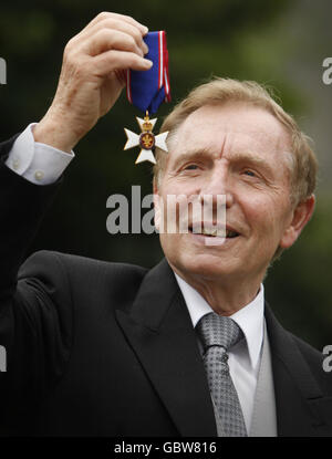 Sir Thomas Farmer, Vorsitzender des Kuratoriums, für die Duke of Edinburgh Awards, nachdem er von Königin Elizabeth II. Im Palace of Holyrood House, Edinburgh, Schottland, zum Mitglied des Royal Victorian Order ernannt wurde. Stockfoto