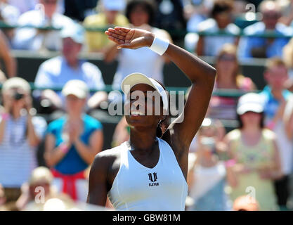 Die US-Amerikanerin Venus Williams feiert ihren Sieg über die polnische Agnieszka Radwanska während der Wimbledon Championships im All England Lawn Tennis and Croquet Club, Wimbledon, London. Stockfoto