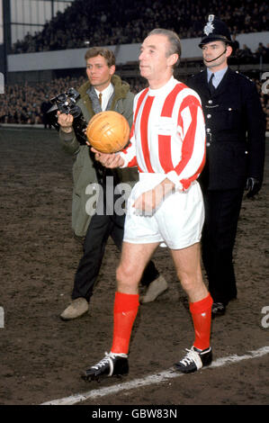 Stanley Matthews von Stoke City geht schon einmal auf den Platz Das Spiel Stockfoto