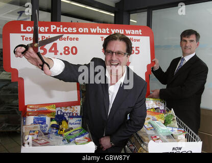 RTE-Moderator Gerry Ryan (links) und Tony Keohane, CEO von Tesco Ireland, stellen den Medien auf einer Pressekonferenz in Dublin die neuen Preissenkungen des Unternehmens vor. Stockfoto