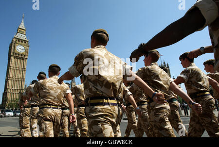 Truppen der 3. Kommandobrigade marschieren in Richtung des Houses of Parliament in Westminster, London, um an einem Empfang teilzunehmen, der vom Minister für Streitkräfte, Bill Rammell, veranstaltet wird. Stockfoto