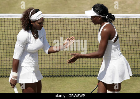 Die USA Serena Williams (links) und Venus Wiliams (rechts) während ihrer Spiel gegen die Deutsche Anna-Lena Groenefeld und die USA Vania King Stockfoto