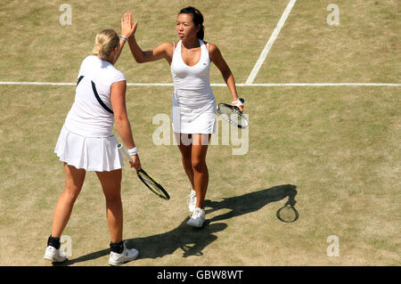 Tennis - Wimbledon Championships 2009 - Tag neun - All England Lawn Tennis und Croquet Club. Die deutsche Anna-Lena Groenefeld (links) und die US-Amerikanerin Vania King (rechts) während ihres Spiels gegen die US-Amerikanerin Serena Williams und Venus Wiliams Stockfoto