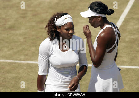 Die USA Serena Williams (links) und Venus Wiliams (rechts) während ihrer Spiel gegen die Deutsche Anna-Lena Groenefeld und die USA Vania King Stockfoto