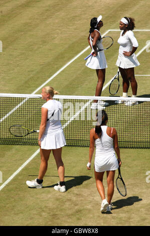 Die US-Amerikanerin Serena Williams (hinten links) und Venus Wiliams (hinten rechts) im Einsatz gegen die deutsche Anna-Lena Groenefeld (vorne links) und die US-Amerikanerin Vania King (vorne rechts) Stockfoto