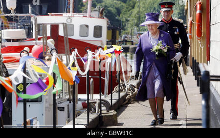 Die britische Königin Elizabeth II. Und Major Alexander Trotter Lord Lieutenant of Berwickshire, bei einem Besuch im Maritime Museum in Eyemouth, Schottland. Stockfoto