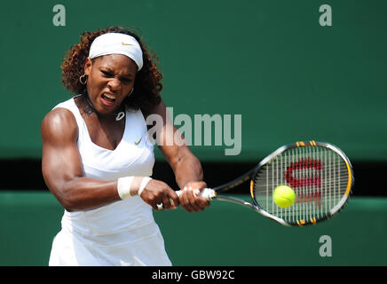 Die US-Amerikanerin Serena Williams im Einsatz gegen die Russin Elena Dementieva während der Wimbledon Championships beim All England Lawn Tennis and Croquet Club, Wimbledon, London. Stockfoto