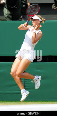 Die Russin Elena Dementieva im Einsatz gegen die US-Amerikanerin Serena Williams während der Wimbledon Championships beim All England Lawn Tennis and Croquet Club, Wimbledon, London. Stockfoto