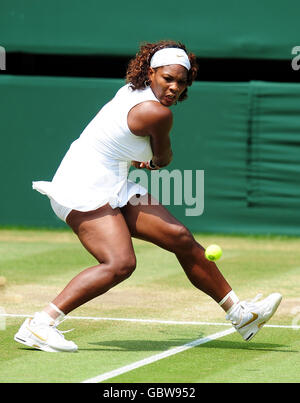 Die US-Amerikanerin Serena Williams im Einsatz gegen die Russin Elena Dementieva während der Wimbledon Championships beim All England Lawn Tennis and Croquet Club, Wimbledon, London. Stockfoto