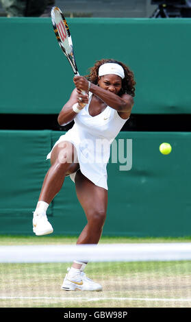 Die US-Amerikanerin Serena Williams im Einsatz gegen die Russin Elena Dementieva während der Wimbledon Championships beim All England Lawn Tennis and Croquet Club, Wimbledon, London. Stockfoto