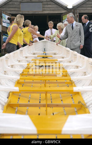 Der Prinz von Wales und die Herzogin von Cornwall treffen die Crew des Golden Eagle Gig während seines Besuchs im Gig Boat Club in Porthmellon, St Marys, Isles of Scilly. Stockfoto