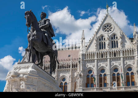 Statue von Gyula Andrássy, ungarische Staatsmann und Premierminister außerhalb Parlamentsgebäude, Kossuth Lajos Quadrat, Budapest Stockfoto