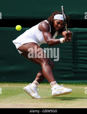 Die US-Amerikanerin Serena Williams im Einsatz gegen die Russin Elena Dementieva während der Wimbledon Championships beim All England Lawn Tennis and Croquet Club, Wimbledon, London. Stockfoto