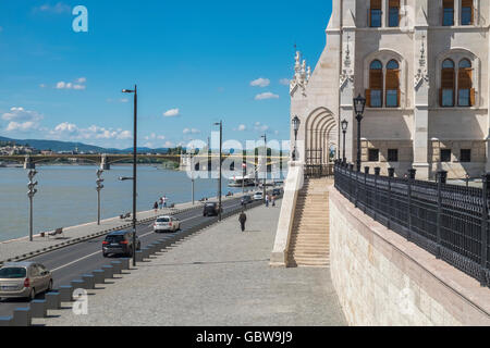 Blick entlang Antall József Straße am Parlamentsgebäude, Blick in Richtung Margaretenbrücke und Donau Fluß, Budapest, Ungarn Stockfoto