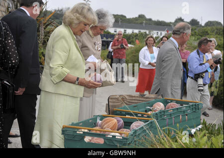 Die Herzogin von Cornwall nimmt eine Seeigel-Muschel, die im Gig Boat Club in Porthmellon, St Mary's, Isles of Scilly zum Verkauf stehen. Camilla kaufte einen der Seeigel, der von Lord Lieutenant Lady Mary Holborow bezahlt wurde, und kostete drei Pfund. Stockfoto