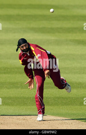 Cricket - Twenty20 Cup 2009 - Midlands/West/Wales Division - Worcestershire Royals / Northamptonshire Steelbacks - New Road. Monty Panesar von Northamptonshire Steelbacks gegen Worcestershire Royals Stockfoto