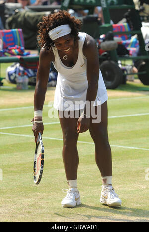 Die US-Amerikanerin Serena Williams feiert ihren Sieg bei den Wimbledon Championships im All England Lawn Tennis und Croquet Club, Wimbledon, London. Stockfoto