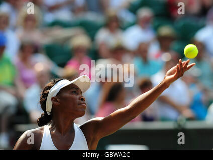 Die USA Venus Williams im Einsatz gegen die russische Dinara Safina während der Wimbledon Championships im All England Lawn Tennis und Croquet Club, Wimbledon, London. Stockfoto