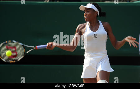 Die US-Amerikanerin Venus Williams feiert ihren Sieg über die russische Dinara Safina während der Wimbledon Championships im All England Lawn Tennis and Croquet Club, Wimbledon, London. Stockfoto