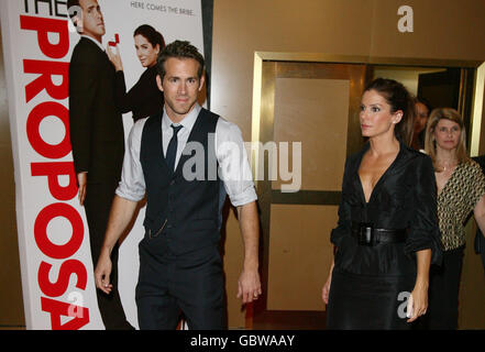 Sandra Bullock (rechts) und Ryan Reynolds kommen, um ihren Film The Proposal bei einer Promi-Vorführung des Films im Londoner Mayfair Hotel zu promoten. Stockfoto