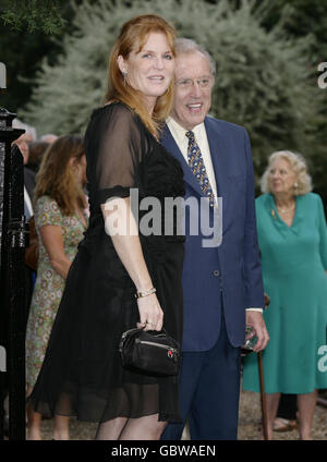 Sarah, Herzogin von York und Sir David Frost (rechts) bei seiner Summer Garden Party in Carlyle Square, Chelsea. Stockfoto