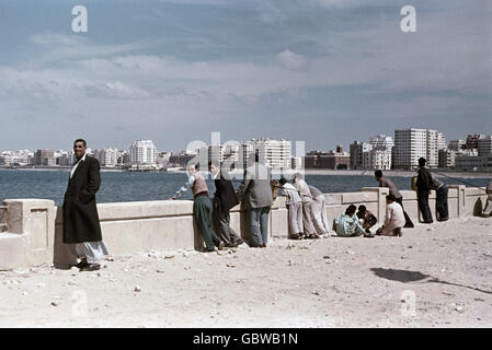 Geographie / Reisen, Ägypten, Alexandria, Stadtblick / Stadtlandschaften, Menschen auf der Esplanade, 1956, Additional-Rights-Clearences-not available Stockfoto