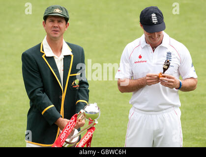 Der englische Kapitän Andrew Strauss und der australische Kapitän Ricky Ponting posiert für Fotografen mit einer Nachbildung von Ashes Urn in Sophia Gardens, Cardiff. Stockfoto