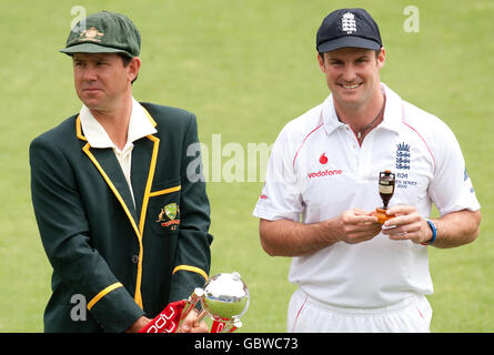 Der englische Kapitän Andrew Strauss und der australische Kapitän Ricky Ponting posiert für Fotografen mit einer Nachbildung von Ashes Urn in Sophia Gardens, Cardiff. Stockfoto
