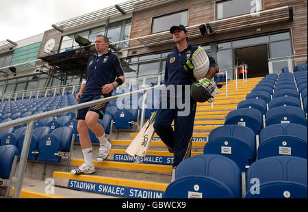 Der australische Peter Siddle und Kapitän Ricky Ponting (rechts) machen sich während der NETs-Session in Sophia Gardens, Cardiff, durch die Stände. Stockfoto