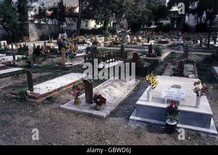 Ereignisse, Bosnienkrieg 1992 - 1995, Mostar, Friedhof mit einjährigen Gräbern, 1994, Grab, Tod, Bosnien-Herzegowina, Bosnien-Herzegowina, Zerstörung, zerstörte Brücke, Flagge, Jugoslawien, Jugoslawienkriege, Balkan, Konflikt, Menschen, 1990er, 90er, 20. Jahrhundert, historisch, historisch, Zusatzrechte-Clearences-nicht vorhanden Stockfoto