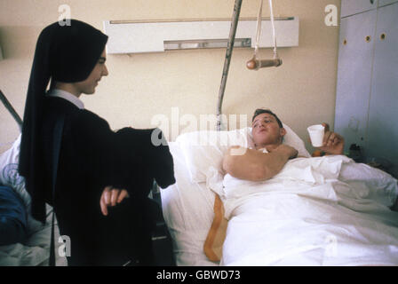 Ereignisse, Kroatischer Unabhängigkeitskrieg 1991 - 1995, Verwundete und Krankenschwester, Split Central Hospitla, Kroatien, 16.12.1992, Jugoslawien, Jugoslawische Kriege, Balkan, Konflikt, Nonne, Menschen, 1990er, 90er, 20. Jahrhundert, historisch, historisch, zusätzliche-Rechte-Clearences-nicht verfügbar Stockfoto